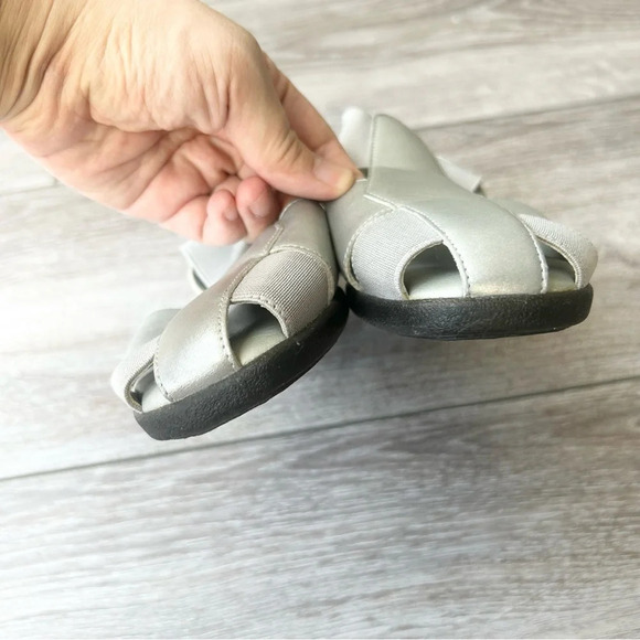 Lite Soles Silver Leather Padded Flat Sandals - Picture 5 of 12